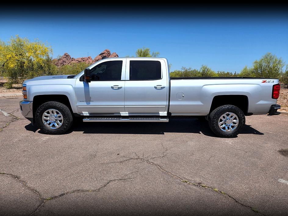 2019 Chevrolet Silverado 3500HD LT Z71 photo 2