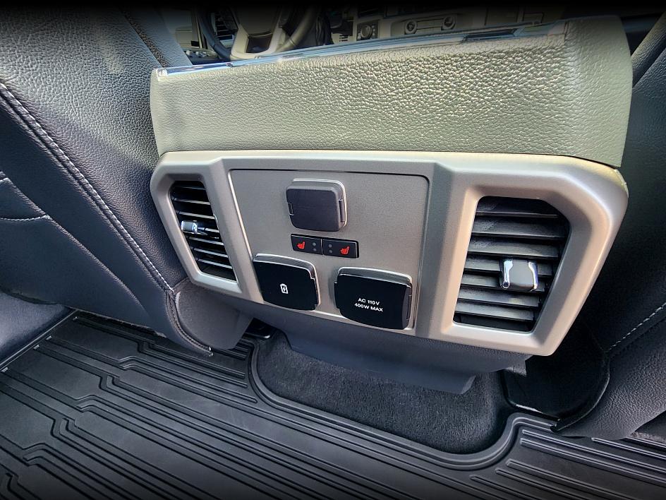2022 Ford F-350 Lariat photo 18