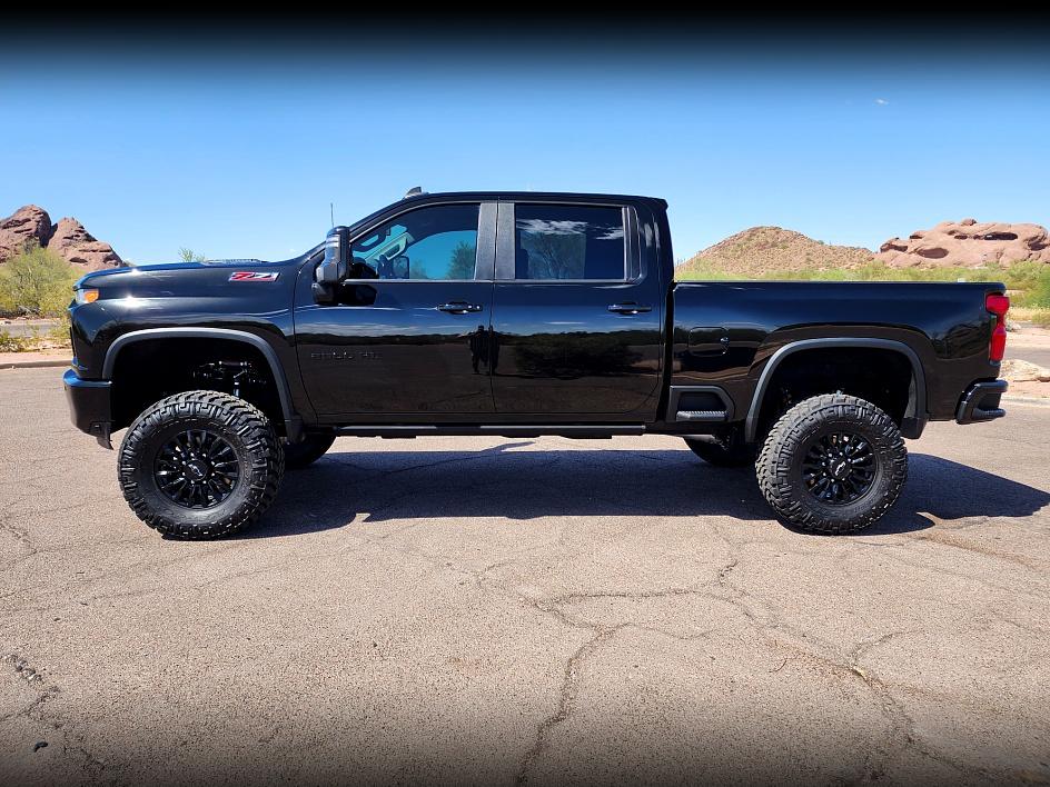 2021 Chevrolet Silverado 2500HD LT Midnight Edition photo 4