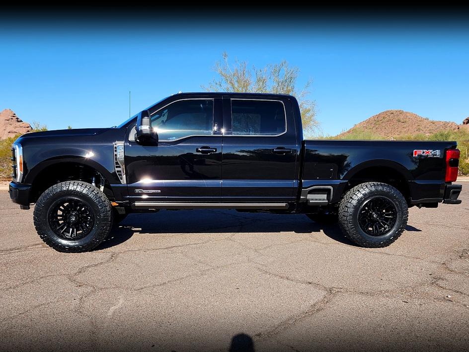 2023 Ford F-250 Lariat photo 2
