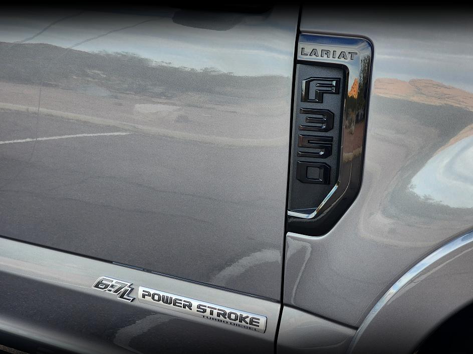 2022 Ford F-350 Lariat photo 11