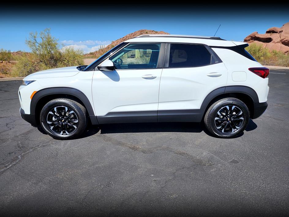 2023 Chevrolet Trailblazer LT photo 2